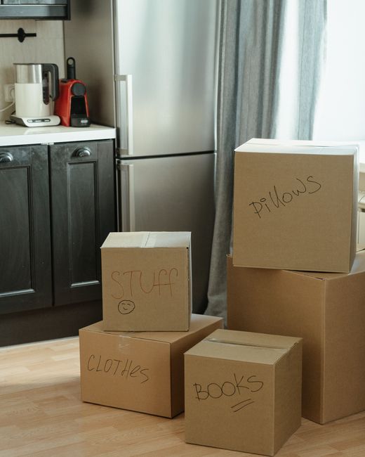 Cartons de déménagement posés dans une cuisine